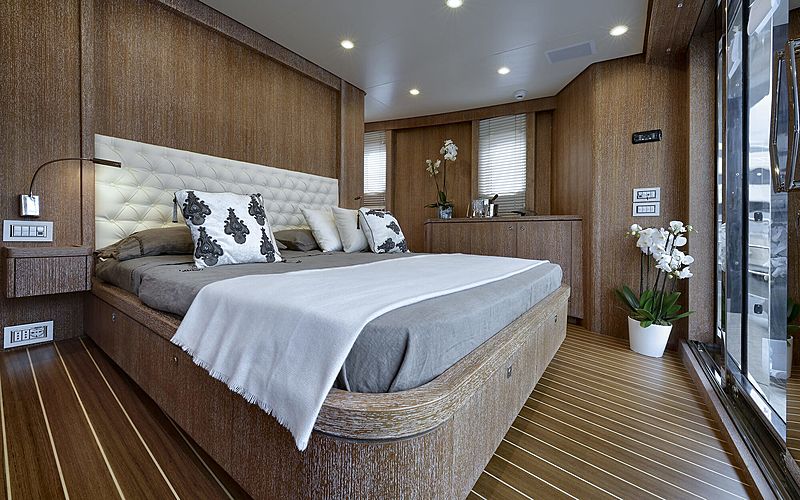 Bully yacht cabin