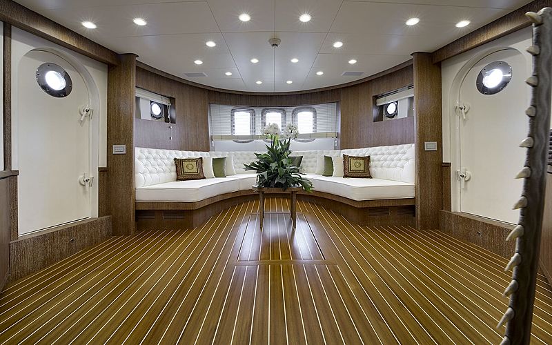 Bully yacht saloon