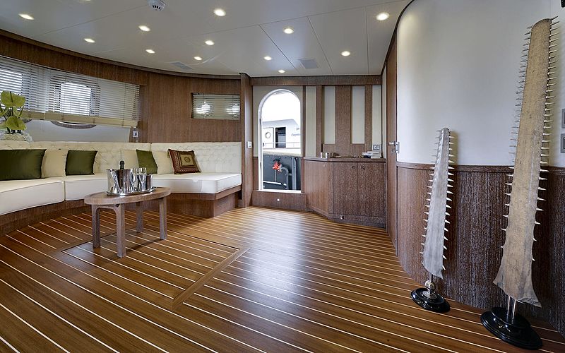 Bully yacht saloon