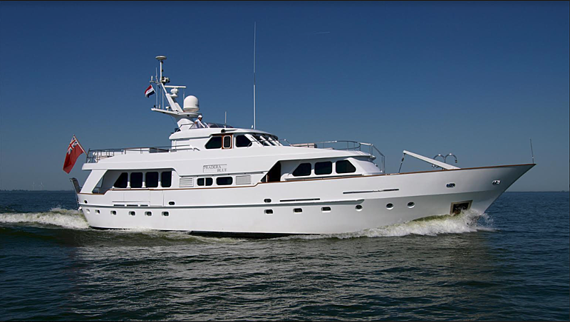 Pradera Blue yacht running
