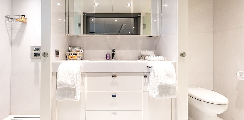 Serenitas yacht bathroom