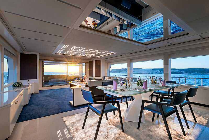 Serenitas yacht saloon