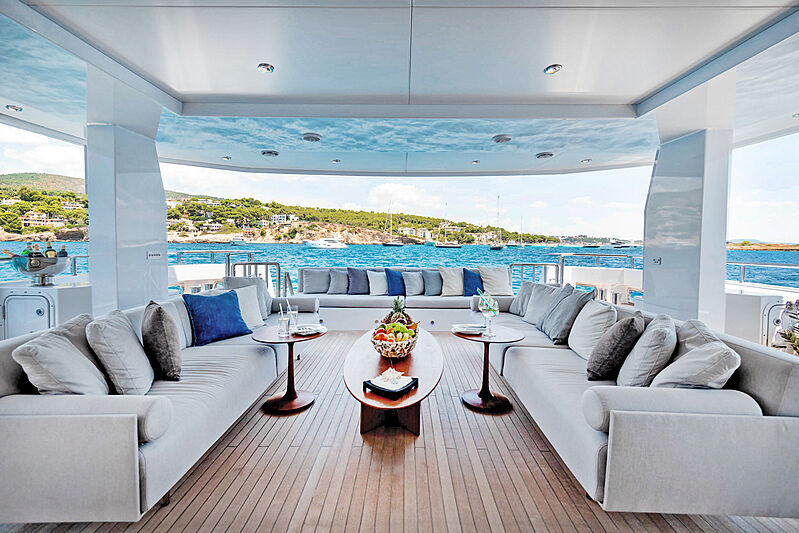 Serenitas yacht sundeck