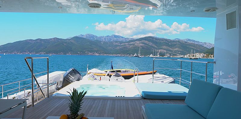 Serenitas yacht sundeck