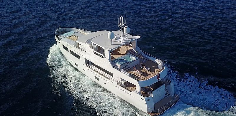 Serenitas yacht cruising