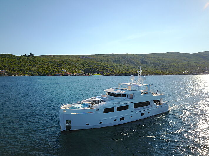 Serenitas yacht cruising
