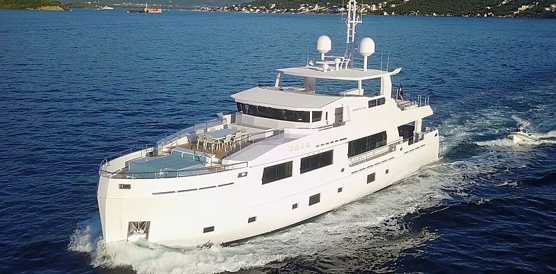 Serenitas yacht cruising