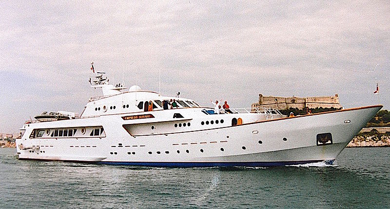 Empress Subaru yacht departing Antibes