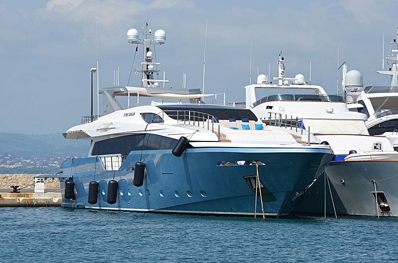 Flying Dragon yacht in Port Canto