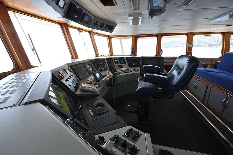 Akula yacht wheelhouse
