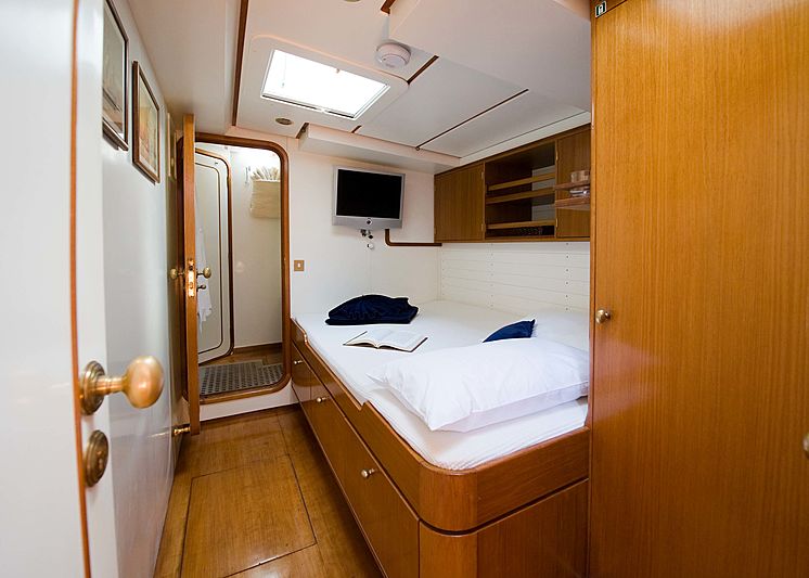 Baiurdo VI yacht cabin