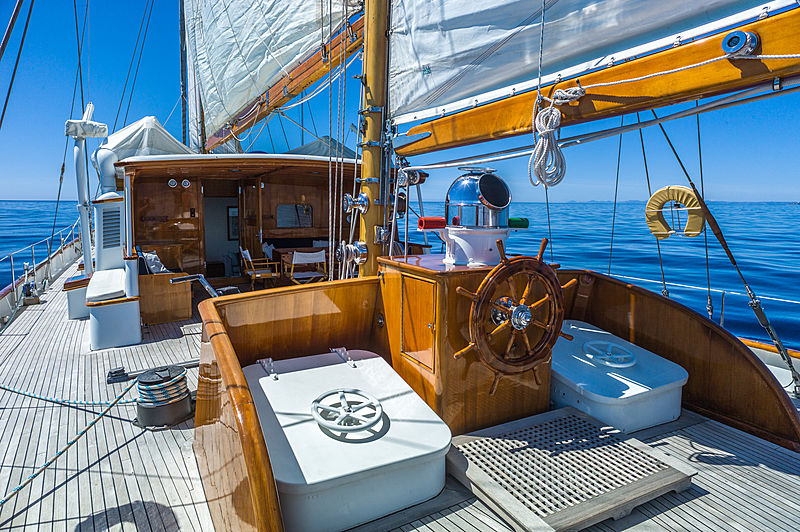 Fei-Seen yacht deck