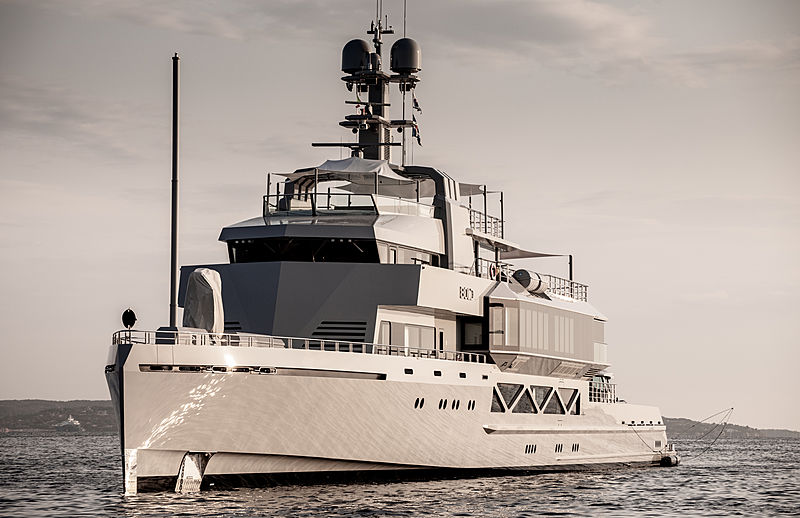 Bold yacht in Cala di Volpe