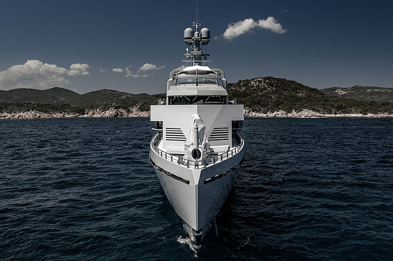 Bold yacht in Cala di Volpe
