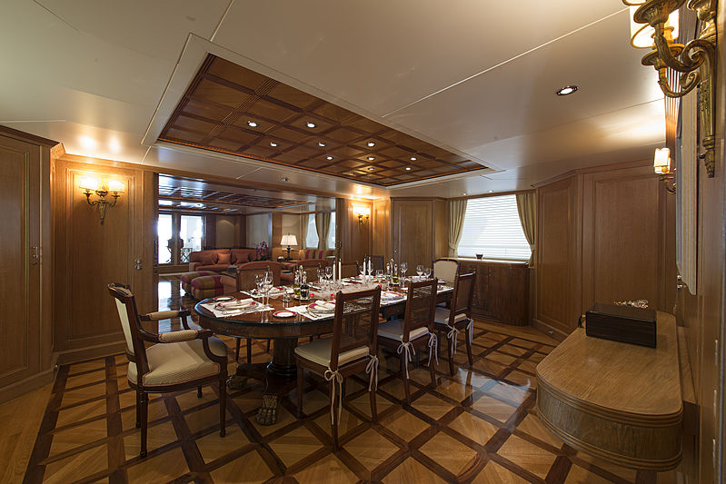 Tommy yacht dining table