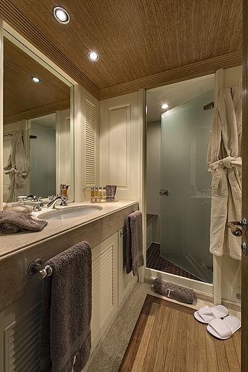 Tommy yacht bathroom