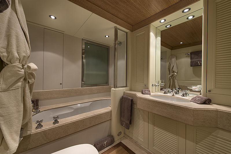 Tommy yacht bathroom