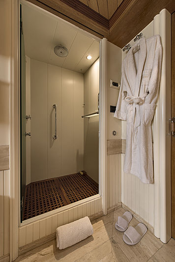 Tommy yacht bathroom