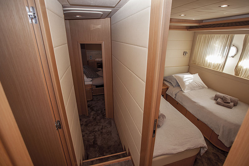 Yoyita yacht stateroom