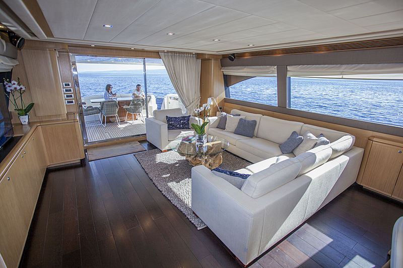 Yoyita yacht saloon