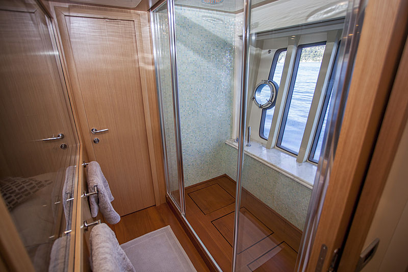 Yoyita yacht bathroom