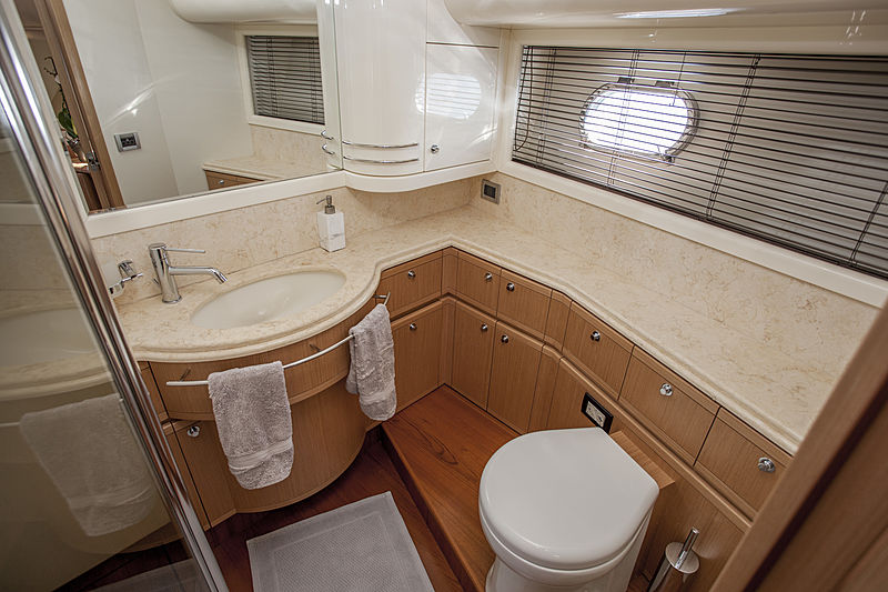 Yoyita yacht bathroom
