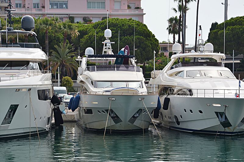 Lady Mura yacht in port Canto