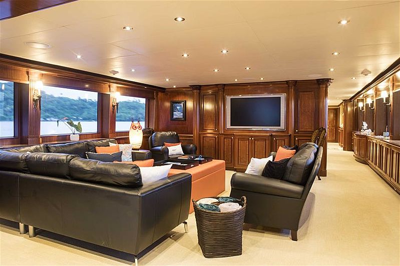 Playpen yacht Saloon
