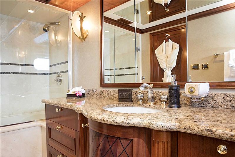 Playpen yacht Bathroom