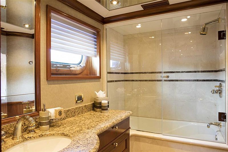 Playpen yacht Bathroom