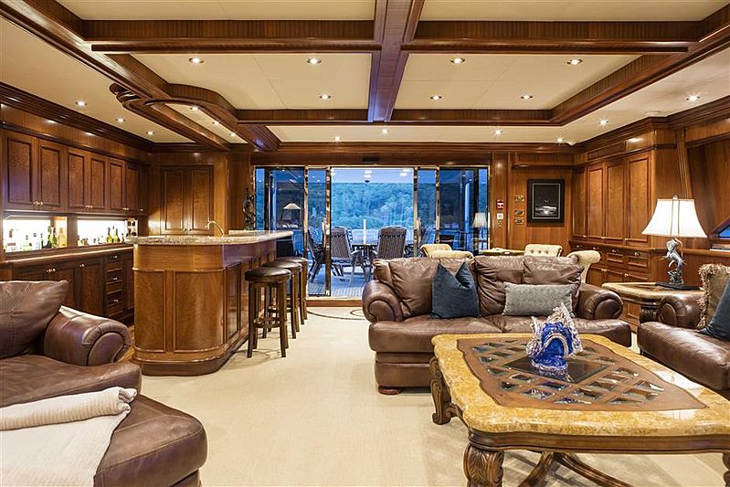 Playpen yacht Saloon and Bar
