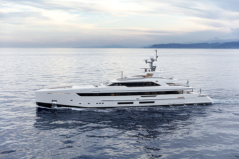 Bintador yacht running