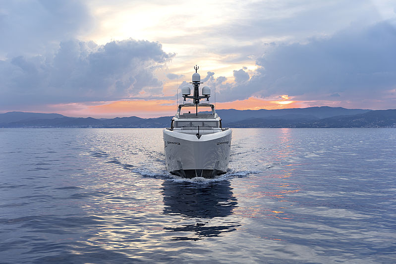 Bintador yacht running